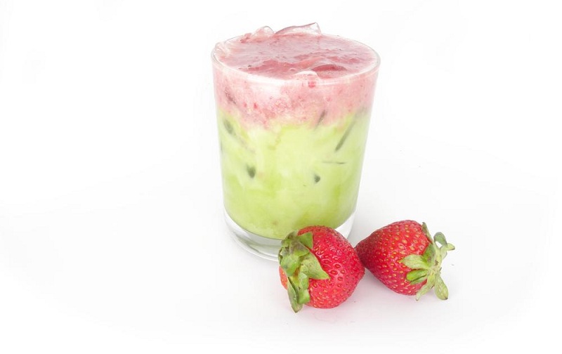 Trà sữa matcha dâu là sự kết hợp hoàn hảo giữa trà xanh thanh mát và vị ngọt ngào của dâu tươi