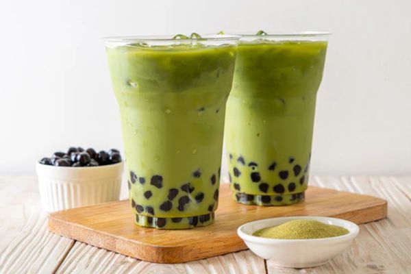 Mèo-Nho-Khi-Pha-Trà-Sua-Thái-Xanh