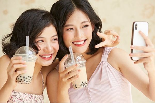 Anh-hương-co-lợi-cua-tra-sua-den-voi-lan-da